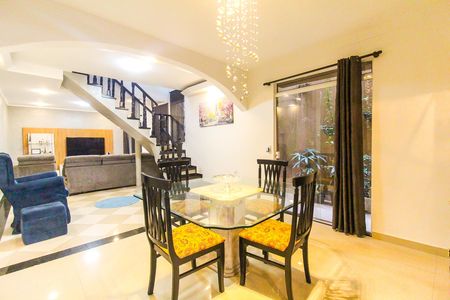 Casa à venda com 250m², 4 quartos e 2 vagas Casa à venda com 250m², 4 quartos e 2 vagasSala e Sala de Jantar
