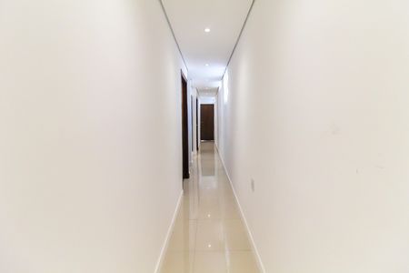 Casa à venda com 250m², 4 quartos e 2 vagas Casa à venda com 250m², 4 quartos e 2 vagasCorredor