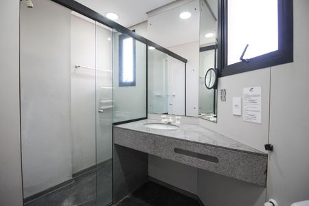 Banheiro de apartamento para alugar com 1 quarto, 47m² em Itaim Bibi, São Paulo