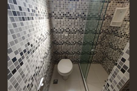 BANHEIRO 1 de casa de condomínio para alugar com 2 quartos, 70m² em Condomínio Porto Seguro, Rio das Ostras