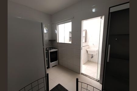 COZINHA de casa de condomínio para alugar com 2 quartos, 70m² em Condomínio Porto Seguro, Rio das Ostras