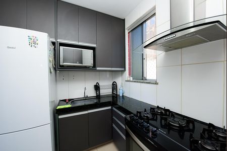 Cozinha de apartamento à venda com 2 quartos, 48m² em Diamante, Belo Horizonte