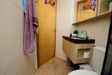 Banheiro de apartamento à venda com 2 quartos, 48m² em Diamante, Belo Horizonte