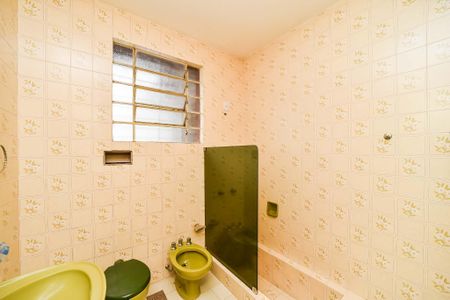 Banheiro de casa à venda com 2 quartos, 558m² em Chácara das Pedras, Porto Alegre