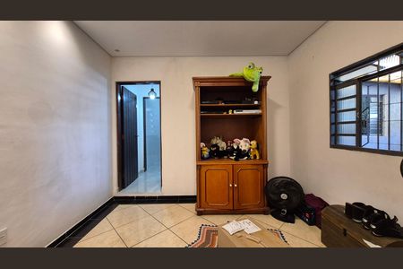 Casa à venda com 300m², 4 quartos e 5 vagas Casa à venda com 300m², 4 quartos e 5 vagasSala - Fundos