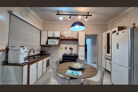 Casa à venda com 300m², 4 quartos e 5 vagas Casa à venda com 300m², 4 quartos e 5 vagasCozinha
