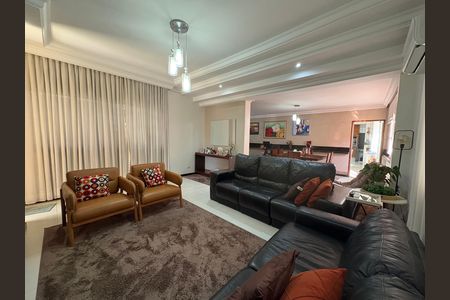 Casa à venda com 333m², 4 quartos e 5 vagas Casa à venda com 333m², 4 quartos e 5 vagasSala