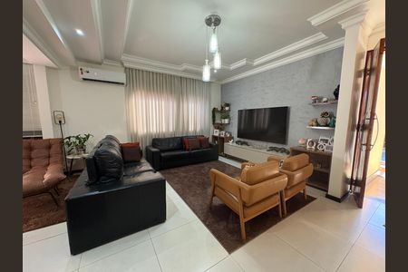 Casa à venda com 333m², 4 quartos e 5 vagas Casa à venda com 333m², 4 quartos e 5 vagasSala
