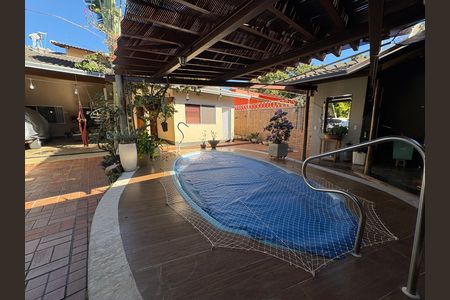 Casa à venda com 333m², 4 quartos e 5 vagas Casa à venda com 333m², 4 quartos e 5 vagasArea externa