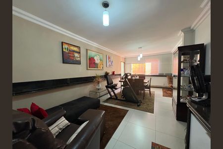 Casa à venda com 333m², 4 quartos e 5 vagas Casa à venda com 333m², 4 quartos e 5 vagasSala