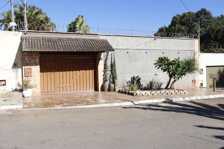 Casa à venda com 333m², 4 quartos e 5 vagasFachada