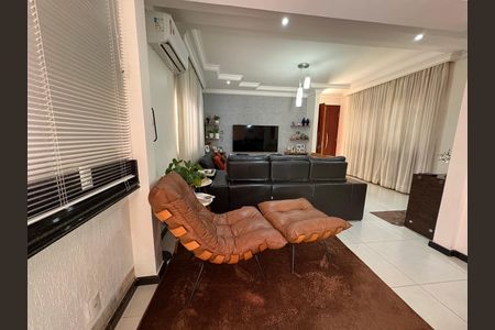 Casa à venda com 333m², 4 quartos e 5 vagas Casa à venda com 333m², 4 quartos e 5 vagasSala
