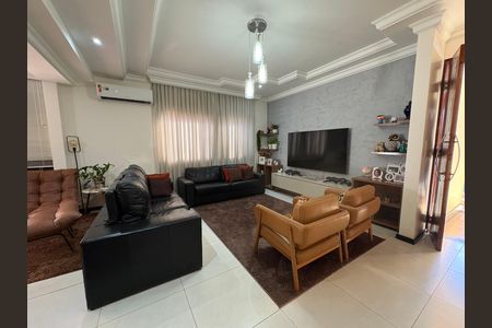 Casa à venda com 333m², 4 quartos e 5 vagas Casa à venda com 333m², 4 quartos e 5 vagasSala