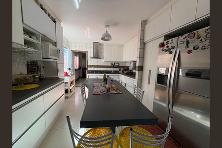 Casa à venda com 333m², 4 quartos e 5 vagas Casa à venda com 333m², 4 quartos e 5 vagascozinha