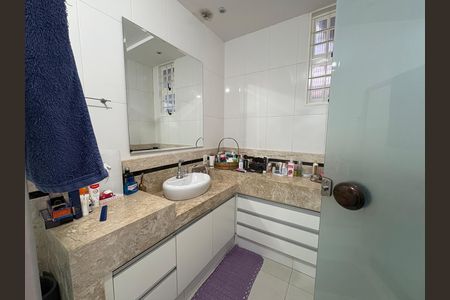 Casa à venda com 333m², 4 quartos e 5 vagas Casa à venda com 333m², 4 quartos e 5 vagasBanheiro da Suíte 2