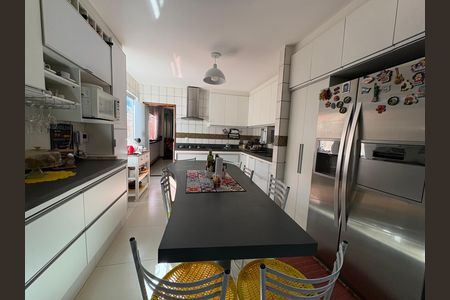 Casa à venda com 333m², 4 quartos e 5 vagas Casa à venda com 333m², 4 quartos e 5 vagasCozinha