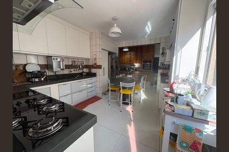 Casa à venda com 333m², 4 quartos e 5 vagas Casa à venda com 333m², 4 quartos e 5 vagasCozinha