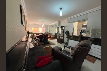 Casa à venda com 333m², 4 quartos e 5 vagas Casa à venda com 333m², 4 quartos e 5 vagasSala