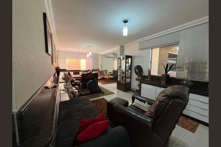 Casa à venda com 333m², 4 quartos e 5 vagas Casa à venda com 333m², 4 quartos e 5 vagasSala