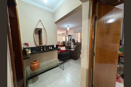 Casa à venda com 333m², 4 quartos e 5 vagas Casa à venda com 333m², 4 quartos e 5 vagasCorredor