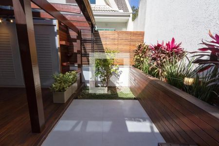 Casa de condomínio à venda com 164m², 4 quartos e 2 vagas Casa de condomínio à venda com 164m², 4 quartos e 2 vagasÁrea externa