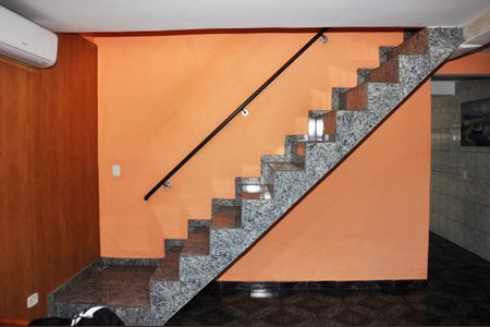 Escada - Quartos de casa para alugar com 2 quartos, 120m² em Jardim Santa Lucrecia, São Paulo