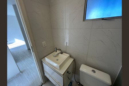 Banheiro de apartamento para alugar com 2 quartos, 42m² em Tomás Coelho, Rio de Janeiro
