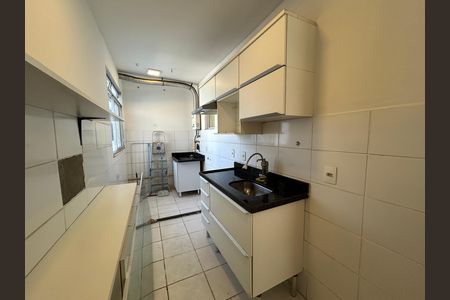 Cozinha de apartamento para alugar com 2 quartos, 42m² em Tomás Coelho, Rio de Janeiro