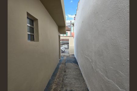 Corredor acesso aos fundos de casa para alugar com 3 quartos, 75m² em Jardim Tabatinga, Guarulhos