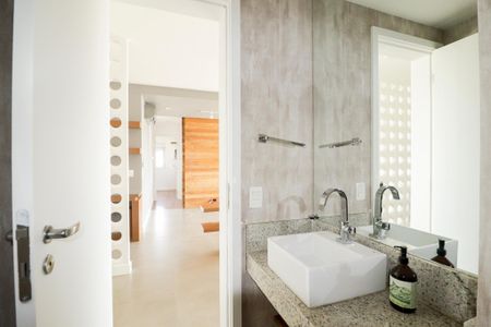Lavabo de apartamento para alugar com 2 quartos, 95m² em Santa Teresinha, São Paulo