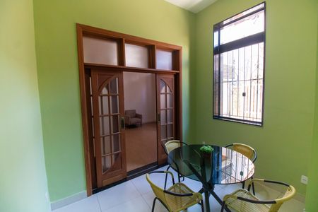 Casa para alugar com 310m², 4 quartos e 2 vagas Casa para alugar com 310m², 4 quartos e 2 vagasSala