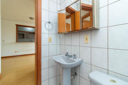 Banheiro de apartamento à venda com 3 quartos, 82m² em Cristal, Porto Alegre