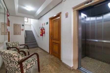 Apartamento à venda com 82m², 3 quartos e sem vaga Apartamento à venda com 82m², 3 quartos e sem vagaHall