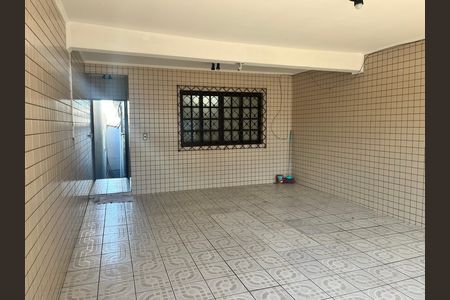 Casa para alugar com 4 quartos, 300m² em Parque dos Bancarios, São Paulo