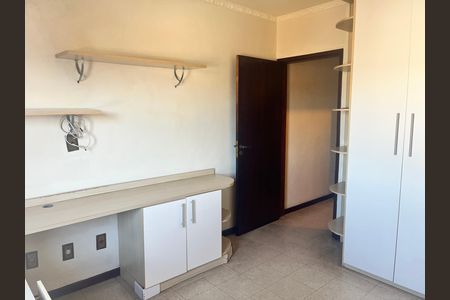 Casa para alugar com 4 quartos, 300m² em Parque dos Bancarios, São Paulo
