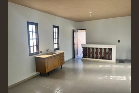 Casa para alugar com 4 quartos, 300m² em Parque dos Bancarios, São Paulo