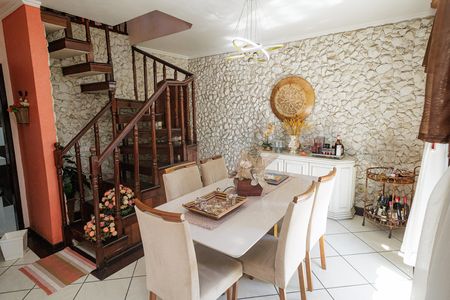 Casa à venda com 180m², 3 quartos e 2 vagas Casa à venda com 180m², 3 quartos e 2 vagasSala de Jantar