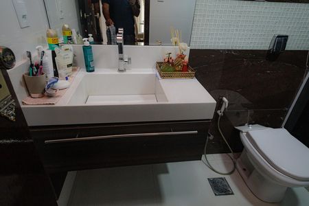Casa à venda com 180m², 3 quartos e 2 vagas Casa à venda com 180m², 3 quartos e 2 vagasBanheiro
