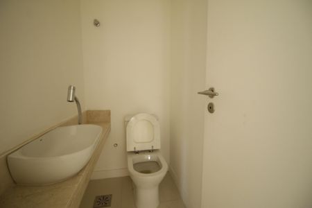 Lavabo de apartamento para alugar com 3 quartos, 131m² em Barra Olímpica, Rio de Janeiro