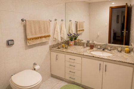 Apartamento à venda com 138m², 4 quartos e 3 vagas Apartamento à venda com 138m², 4 quartos e 3 vagasBanheiro social