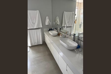 Banheiro de apartamento à venda com 3 quartos, 213m² em Cambuí, Campinas