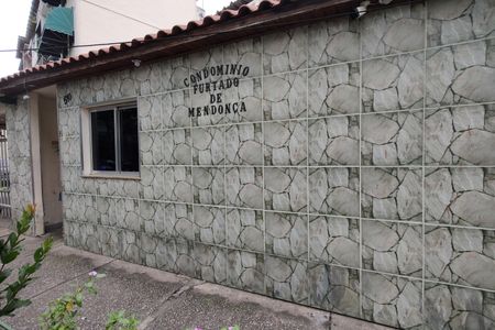 Fachada do condomínio de apartamento para alugar com 2 quartos, 55m² em Taquara, Rio de Janeiro