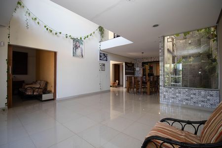 Casa para alugar com 1200m², 6 quartos e 10 vagas Casa para alugar com 1200m², 6 quartos e 10 vagasSala 1