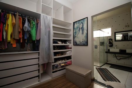 Casa para alugar com 1200m², 6 quartos e 10 vagas Casa para alugar com 1200m², 6 quartos e 10 vagasCloset da Suíte Master