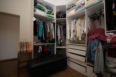 Casa para alugar com 1200m², 6 quartos e 10 vagas Casa para alugar com 1200m², 6 quartos e 10 vagasCloset da Suíte Master