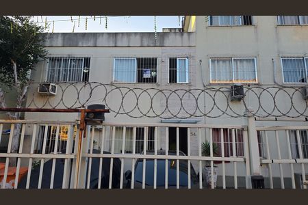Fachada do Prédio com placa de apartamento à venda com 2 quartos, 58m² em Inhaúma, Rio de Janeiro