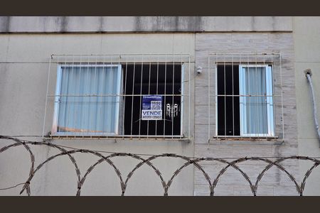 Fachada do Prédio com placa de apartamento à venda com 2 quartos, 58m² em Inhaúma, Rio de Janeiro
