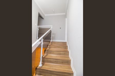 Casa de condomínio à venda com 220m², 3 quartos e 4 vagas Casa de condomínio à venda com 220m², 3 quartos e 4 vagasEscada