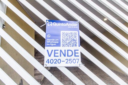 Casa de condomínio à venda com 220m², 3 quartos e 4 vagas Casa de condomínio à venda com 220m², 3 quartos e 4 vagasVista da Rua
