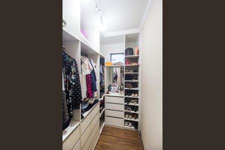 Casa de condomínio à venda com 220m², 3 quartos e 4 vagas Casa de condomínio à venda com 220m², 3 quartos e 4 vagasCloset da suíte